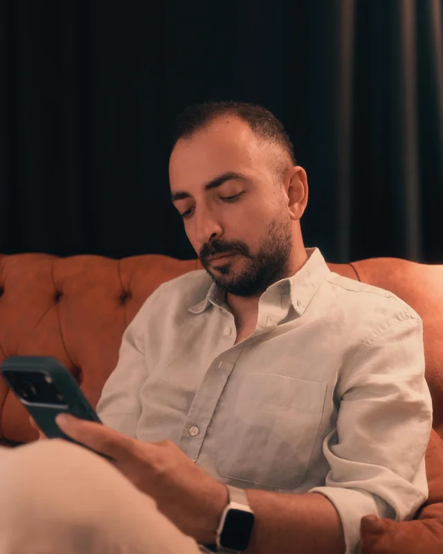 Aytaç Bayladı, deri koltukta otururken